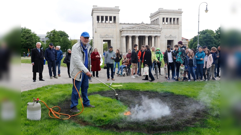Mit dem Brandfleck an der Stelle, an der 1933 von den Nazis Bücher unliebsamer Autoren verbrannt worden waren, ruft Künstler Wolfram Kastner die Schandtat wieder ins Gedächtnis der Allgemeinheit zurück.  (Foto: W. Kastner)
