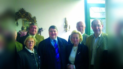 Weißwurstfrühstück der Senioren Union: die ehemalige Stadträtin Elisabeth Schosser, Seniorenbeirat Günther Mack, EU-Abgeordneter Bernd Posselt, Margot Günther, Bundestagsabgeordneter Hans-Peter Uhl und der ehemalige Stadtrat Max Straßer (v.l.). (Foto: pi)