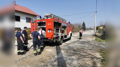 Das Tanklöschfahrzeug ist in Kucè angekommen. Mitglieder der dortigen Feuerwehr werden in die Bedienung eingewiesen. (Foto: Brigitte Bothen)