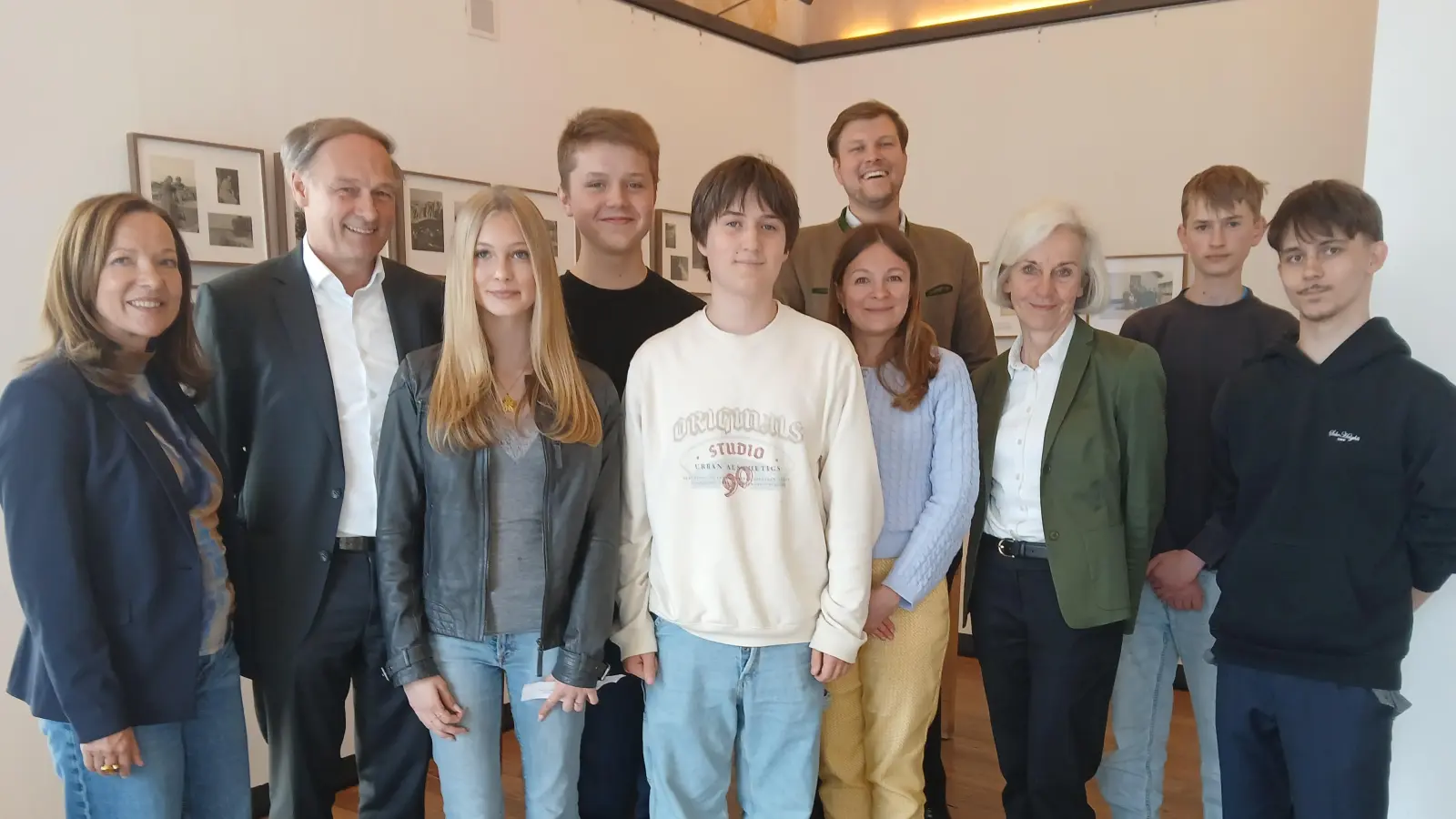 Gedachten der Opfer des sogenannten Todeszuges (v.l.): Christina v. Koch, Pfarrer Reiner Schübel, Amelie Treitz, Klim Kochyzhev, Felix Weichmann, Bürgermeister Ludwig Horn (hinten), Olesia Skrypko, Prof. Dr. Ursula Münch und Oliver Thoss. (Foto: Gemeinde Tutzing)