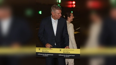 &amp;quot;Soll ich wirklich?&amp;quot; OB Dieter Reiter erscheint kurz vor dem lange ersehnten Schnitt zu überlegen. (Foto: job)