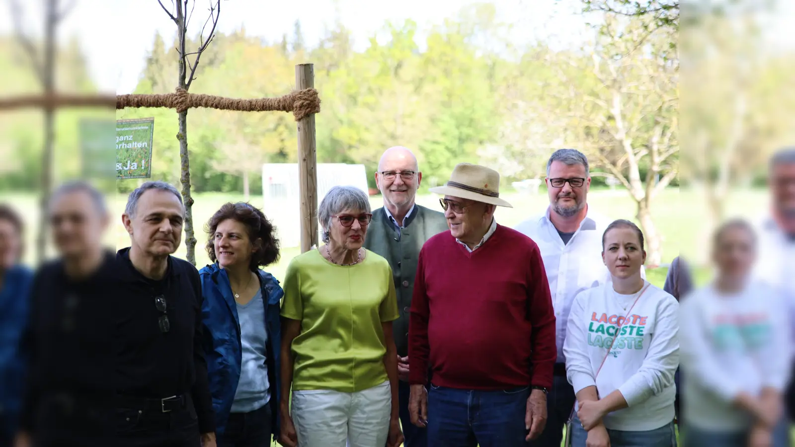 Hier sieht man den Baum, um den es geht, vor lauter Leuten kaum: v.l. Werner Engl, Adrienne Akontz, Marlene Thomme, Rudolph Haux, Hermann Schmidt, Sebastian Beel und Verene Texier-Ast. (Foto: Gemeinde Krailling)