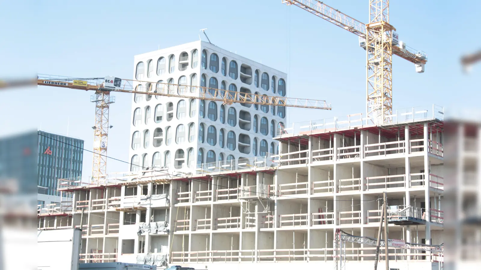 Viele Neubauten - unter anderem hier in Freiham - werden zu einer erheblichen Verkehrssteigerung im Münchner Westen führen, fürchten die Bürger. (Foto: job)