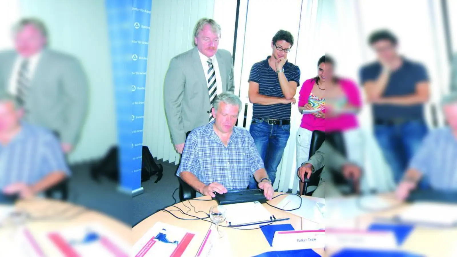 Arbeitsagentur-Chef Bernd Becking mit Volker Tesar, der mit 27 Jahren krankheitsbedingt erblindet ist. Er zeigt anhand seines Blindencomputers wie er digitale Nachrichten lesen kann. (Foto: pi)