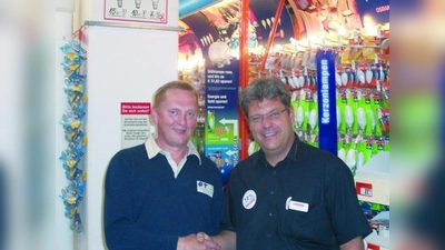 BAUHAUS-Geschäftsleiter Werner Becker (re.) mit Gewinner Klaus Angles aus Germering. (Foto: pi)