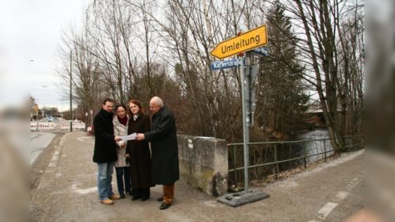 Der Würmdurchzug durchs Stadtviertel müsse erkennbar als Grünfläche gestaltet sein, auch hier über die verkehrsberuhigte Kaflerstraße. „Die Würm prägt schließlich Pasing.“ V.l. Sven Wackermann, Katrin Högn, Maria Osterhuber-Völkl und Thomas Schmatz. (Foto: US)