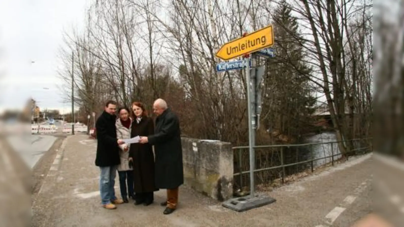 Der Würmdurchzug durchs Stadtviertel müsse erkennbar als Grünfläche gestaltet sein, auch hier über die verkehrsberuhigte Kaflerstraße. „Die Würm prägt schließlich Pasing.“ V.l. Sven Wackermann, Katrin Högn, Maria Osterhuber-Völkl und Thomas Schmatz. (Foto: US)