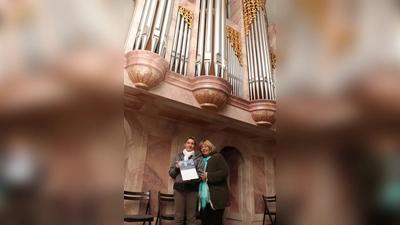 Kalender für einen guten Zweck: Rosi Neumeier-Korn (links) mit Kirchenpflegerin Blechinger an der Orgel, die zum Sorgenkind geworden ist. (Foto: kw )