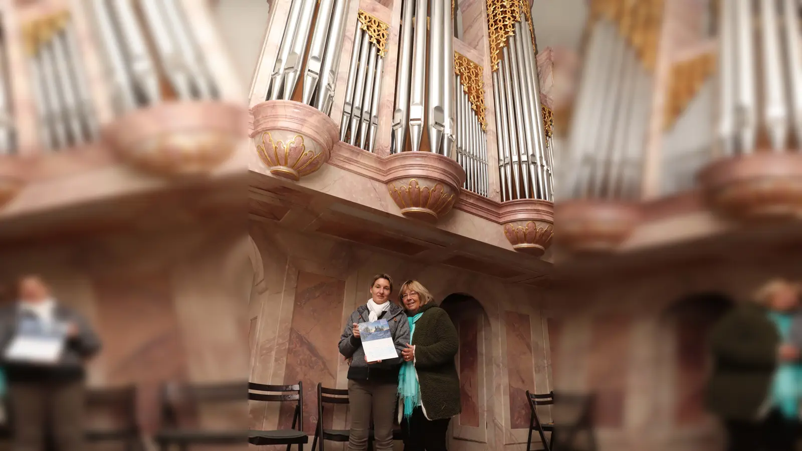 Kalender für einen guten Zweck: Rosi Neumeier-Korn (links) mit Kirchenpflegerin Blechinger an der Orgel, die zum Sorgenkind geworden ist. (Foto: kw )