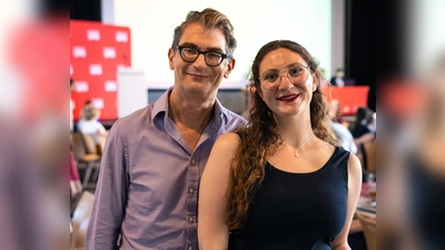 Raoul Koether und Marie-Liesse Fuckerieder auf dem Unterbezirksparteitag der Münchner SPD nach ihrer Wiederwahl. (Foto: Daniel Köberle)
