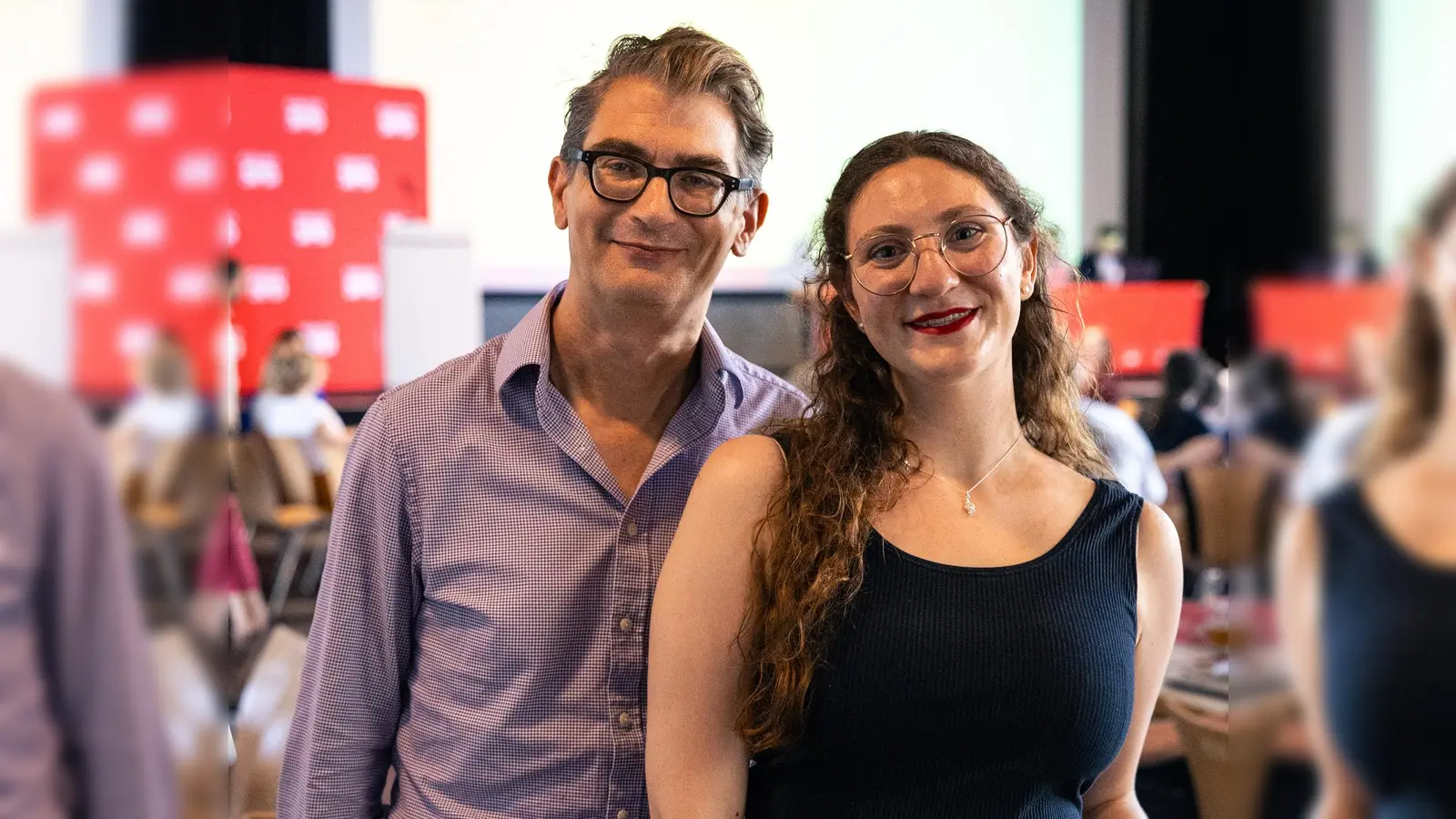Raoul Koether und Marie-Liesse Fuckerieder auf dem Unterbezirksparteitag der Münchner SPD nach ihrer Wiederwahl. (Foto: Daniel Köberle)