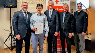 Von links: Jürgen Loher (Vorsitzender), die Geehrten Lorenz Bott-Flügel, Christian Berther und Franz Hofstetter sowie Andreas Lindner (Kreisgeschäftsführer). (Foto: Danuta Pfanzelt)