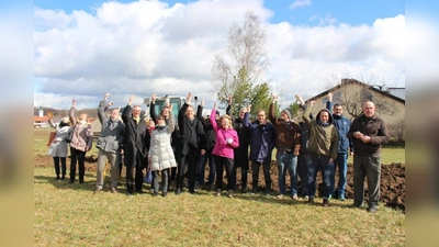 Münzen in die Baugrube geworfen haben 1. Bürgermeisterin Eva John, die Projektbeteiligten, Anlieger, Stadträte und städtische Mitarbeiter. Sie läuteten damit den Startschuss für das Bauprojekt Kinderhaus ein. (Foto: Stadt Starnberg)