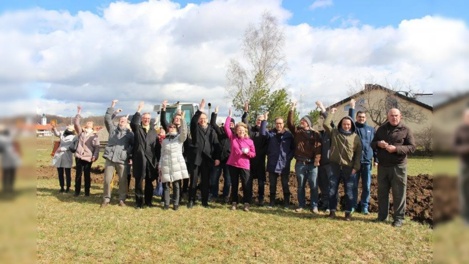 Münzen in die Baugrube geworfen haben 1. Bürgermeisterin Eva John, die Projektbeteiligten, Anlieger, Stadträte und städtische Mitarbeiter. Sie läuteten damit den Startschuss für das Bauprojekt Kinderhaus ein. (Foto: Stadt Starnberg)