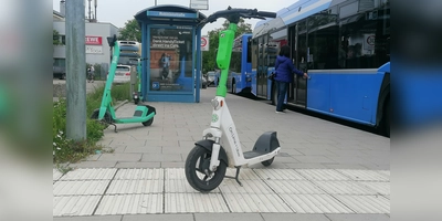 Dieser Scooter wurde am 14. Juni auf dem Leitstreifen der Bushaltestelle Robinienstraße als Stolperfalle für Sehbehinderte zurückgelassen. Lime versichert, dass dem Übeltäter eine Verwarngebühr berechnet wurde. Der bundeseinheitliche Bußgeldkatalog sieht für solche Fälle ein Verwarnungsgeld von 20 Euro vor. (Foto: job)