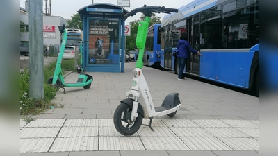 Dieser Scooter wurde am 14. Juni auf dem Leitstreifen der Bushaltestelle Robinienstraße als Stolperfalle für Sehbehinderte zurückgelassen. Lime versichert, dass dem Übeltäter eine Verwarngebühr berechnet wurde. Der bundeseinheitliche Bußgeldkatalog sieht für solche Fälle ein Verwarnungsgeld von 20 Euro vor. (Foto: job)
