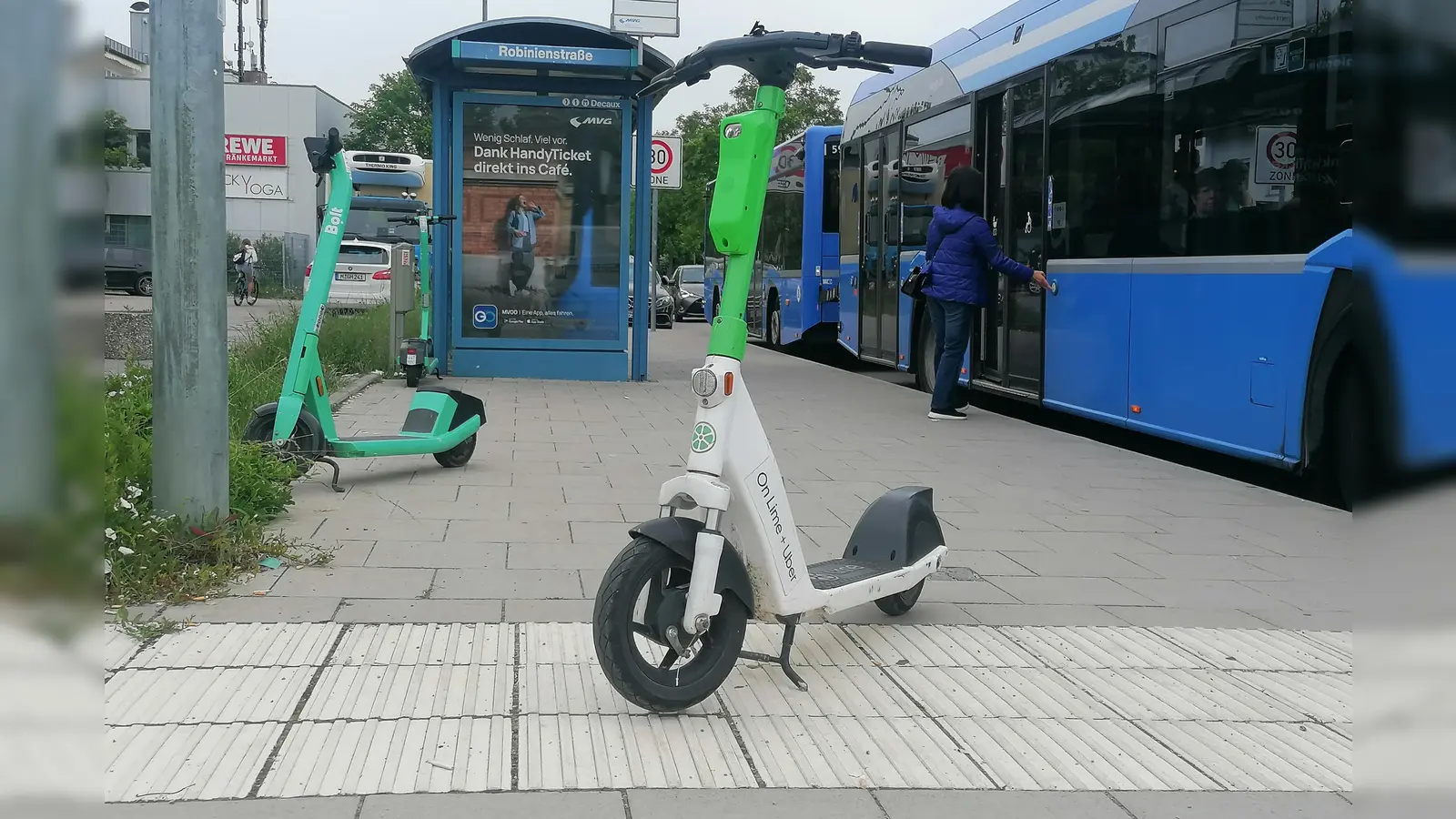 Leitstreifen am Boden helfen Blinden und Sehbehinderten bei Haltestellen, den Einstieg zum Bus zu finden. Ausgerechnet diesen Streifen hat in der Robinienstraße ein Scooter-Nutzer zur Stolperfalle gemacht. Dafür wurde ihm von Lime eine „Verwarngebühr” berechnet. (Foto: job)