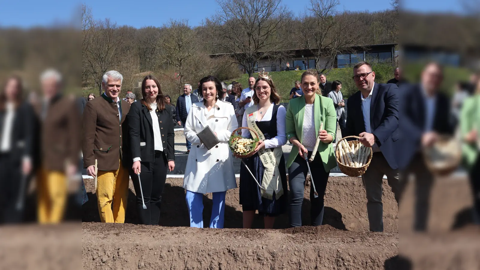 v.l.n.r.: Steffen Vogel (MdL), Miriam Adel (Vorsitzende Fränkischer Spargelerzeugerverband), Dorothee Bär (MdB), Veronika Hußnätter (Fränkische Spargelkönigin), Judith Gerlach (Staatsministerin StMGP) sowie Ingo Reinhart (Betriebsleiter „Bauer Reinhart“). (Foto: Simon Vornberger/AELF Kitzingen-Würzburg)