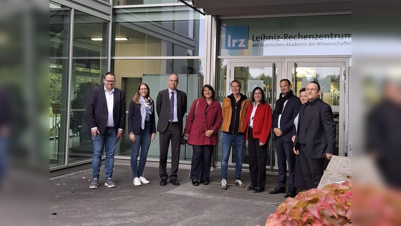 Der Leiter des LRZ, Prof. Dr. Dieter Kranzlmüller (3.v.l.), führte die Abgeordneten Dr. Markus Büchler (5.v.l), Claudia Köhler (4.v.l.) und Barbara Becker (6.v.l.) durch das Leibniz Rechenzentrum. (Foto: Grüne)