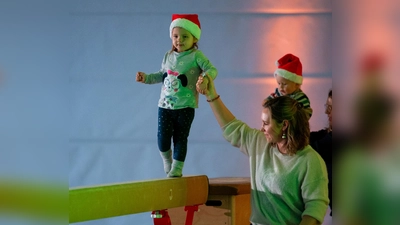 Mit ersten vorsichtigen Schritten ging es bei den Kleinsten über den Schwebebalken. (Foto: Alexander Engel)