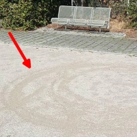 Der Belag des Bouleplatzes in Germering wird immer wieder durch das Befahren mit Fahrrädern bzw. E-Scootern beschädigt. (Foto: Louis)