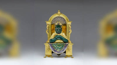 Zu bewundern ist unter anderem eine Nischenhalbfigur mit mesoamerikanischer Miniaturmaske. (Foto: Nischenhalbfigur mit mesoamerikanischer Miniaturmaske, Schatzkammer, Residenz München  © Bayerische Schlösserverwaltung)