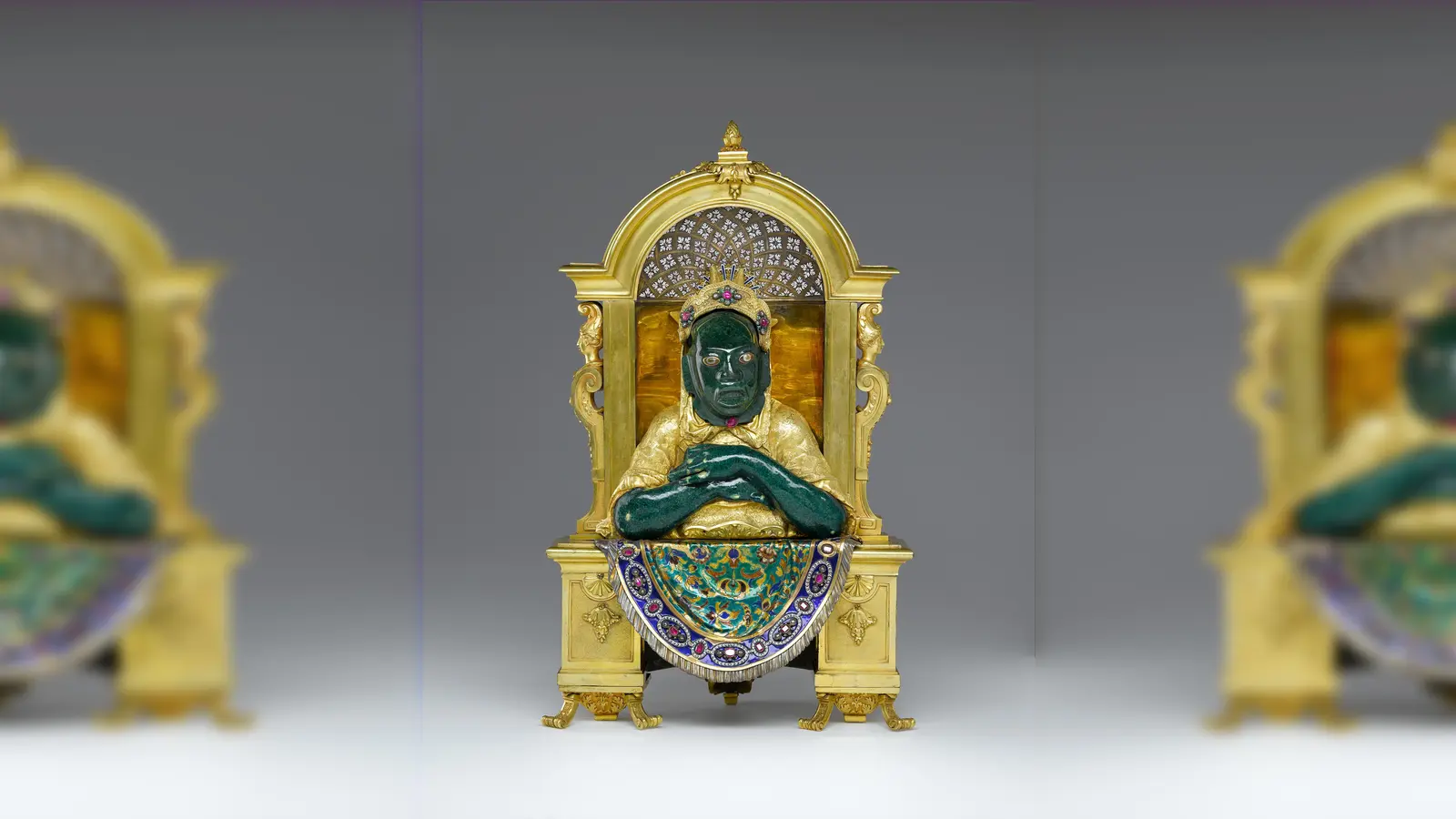 Zu bewundern ist unter anderem eine Nischenhalbfigur mit mesoamerikanischer Miniaturmaske. (Foto: Nischenhalbfigur mit mesoamerikanischer Miniaturmaske, Schatzkammer, Residenz München  © Bayerische Schlösserverwaltung)
