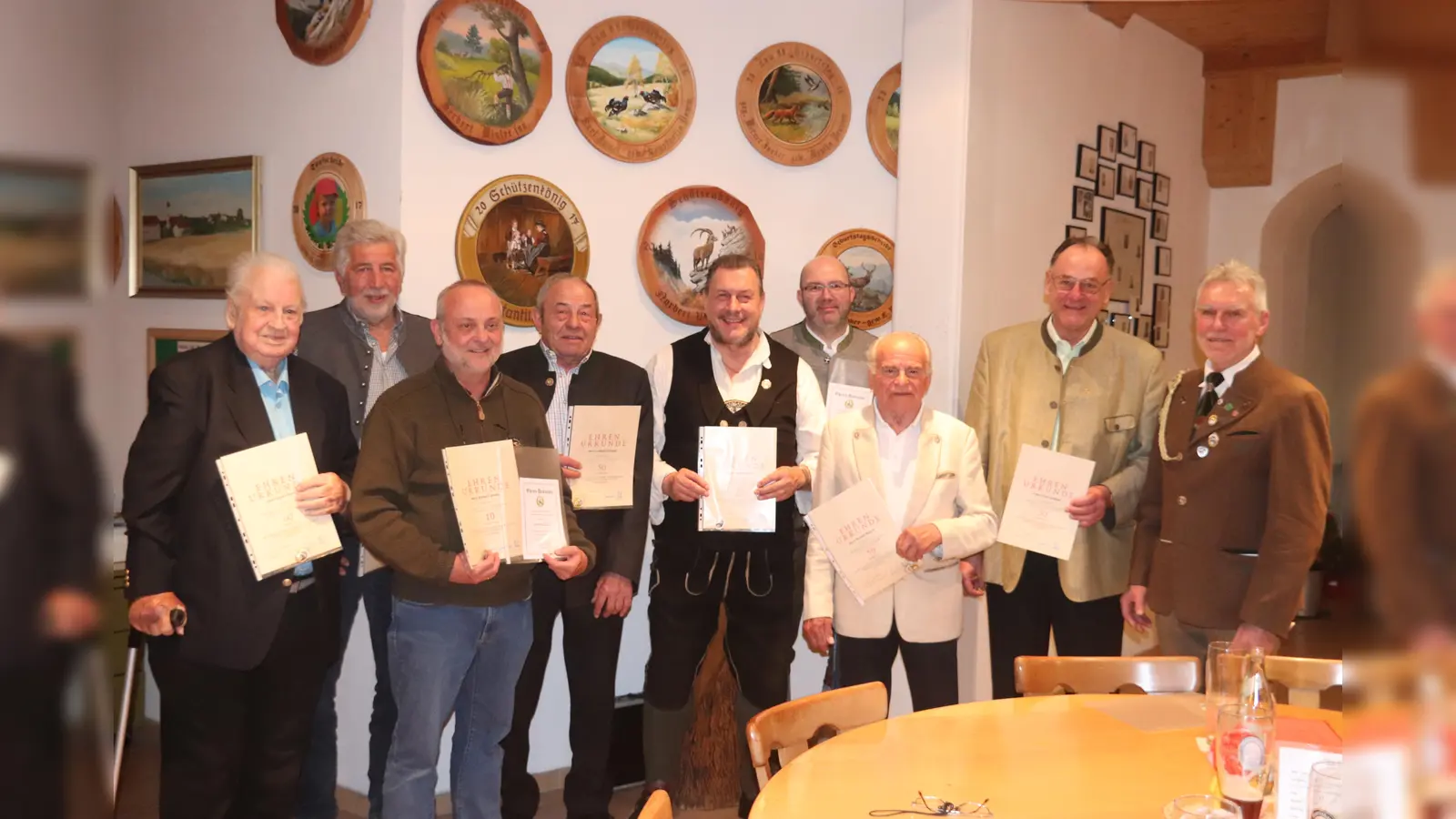 Folgende Schützen wurden geehrt: : (v.l.): Dobl Walter, Walter Herbert, Stoidner Albrecht, Endlinger Ludwig, Rischer Peter, Kanter Johann, Wagner Richard, Gottlieb Ernst und Weber Reinhard (1.Schützenmeister). (Foto: Alexander Thomas)