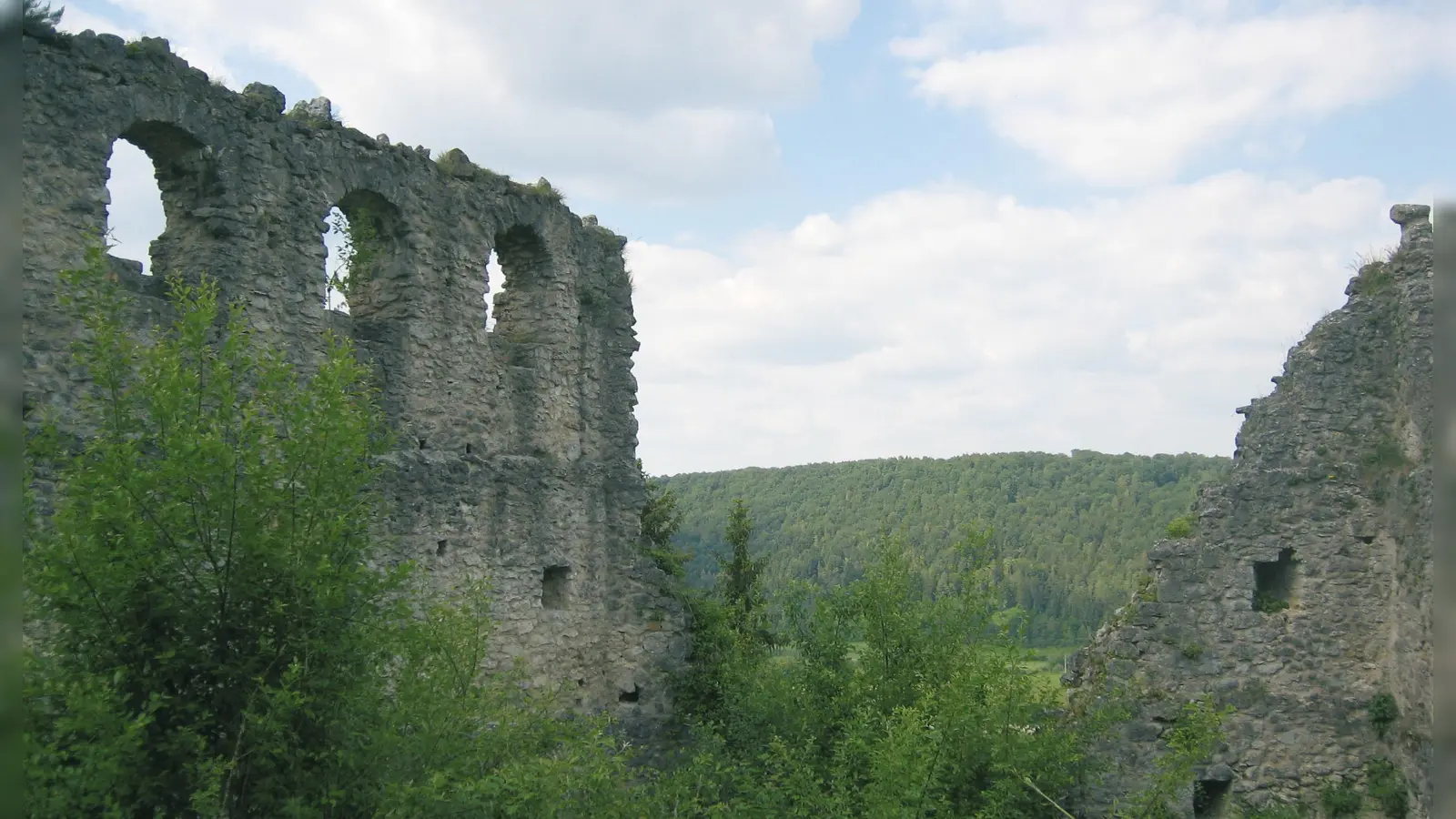 Die Burgruine Rumburg im Altmühltal: 1361 erstmals urkundlich erwähnt, war sie Mittelpunkt einer kleinen Ritterherrschaft und ging 1540 bei einem Brand in Flammen auf. (Foto: J. Hamberger)