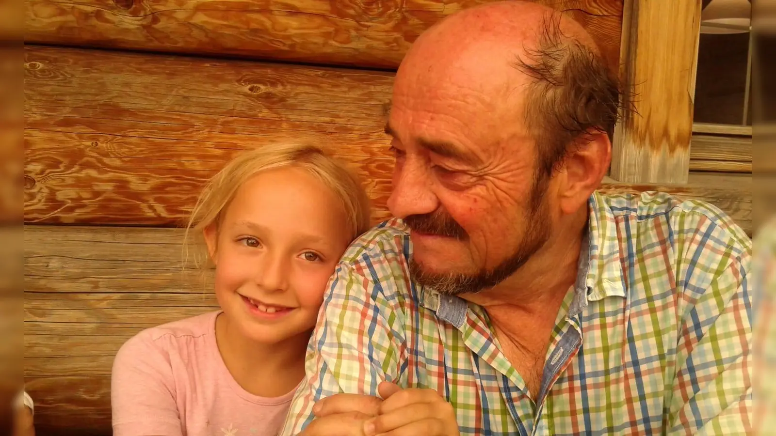 Wunschgroßeltern sind Mitbürgerinnen und Mitbürger im Landkreis, die keine Familie im näheren Umfeld haben, aber gerne Teil einer Familie wären.  (Foto: BRK)