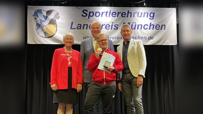 Gratulierten (v.l.) Brigitte Weinzierl (Präsidentin SV Lohhof), Landrat Christoph Göbel und Unterschleißheims Bürgermeister Christoph Böck (v.l.) dem Olymioniken Paul Kögler vom Golfpark Aschheim. (Foto: hw)