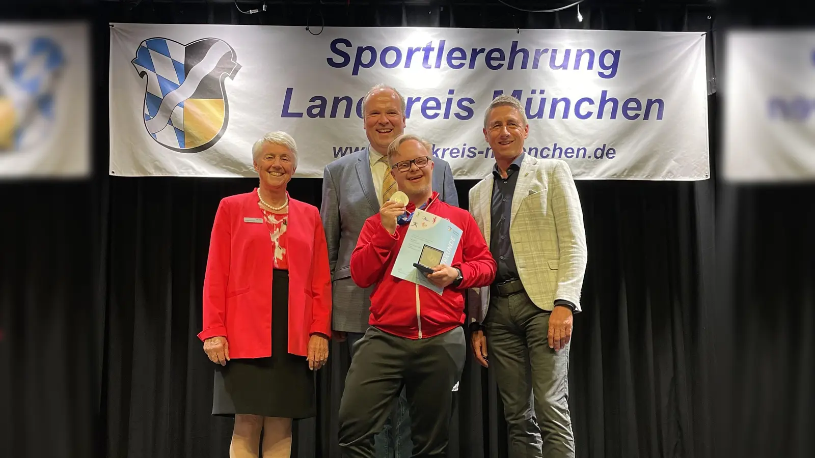 Gratulierten (v.l.) Brigitte Weinzierl (Präsidentin SV Lohhof), Landrat Christoph Göbel und Unterschleißheims Bürgermeister Christoph Böck (v.l.) dem Olymioniken Paul Kögler aus Unterschleißheim. (Foto: hw)