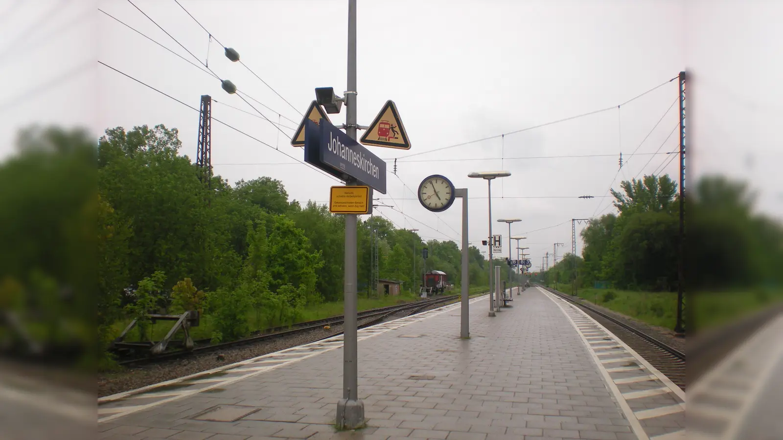 Bisher oberirdisch und zweigleisig: der Bahnhof Johanneskirchen. (Foto: Flummi-2011, CC BY-SA 3.0)
