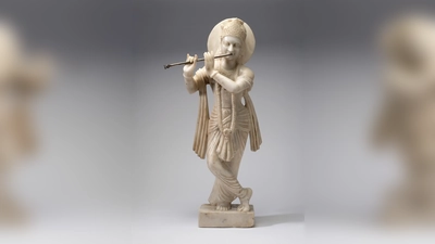 Unter anderem wird der Flöte spielende Krishna, eine Skulptur aus Nordindien, gezeigt. (Foto: © Museum Fünf Kontinente, Foto: Nicolai Kästner)