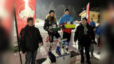 Goldener Ski der Stadt Dachau (von links nach rechts): Manfred Reiter, 1. Vorsitzender des SC-Dachau, Clara Baltes, Philip Schmied und Günter Dietz, Sportreferent der Stadt Dachau. (Foto: Ski-Club Dachau e.V.)