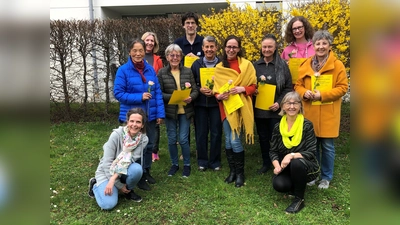 Dorothee Wrede, Koordinatorin des Helfendenkreises Inning (l. knieend), und Sonja Herrmann, Leiterin der Fachstelle für pflegende Angehörige im westl. Landkreis Starnberg (r. knieend), mit einigen der geschulten Ehrenamtlichen. (Foto: NBH)