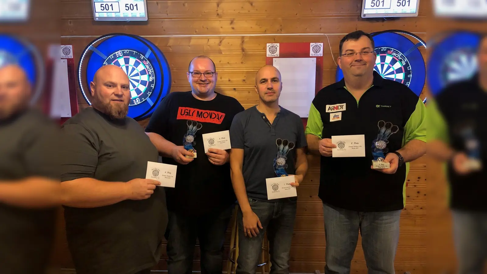 Alex Münster (2. v. re.) konnte im Wettkampf die Konkurrenz auf Abstand halten. Zum Siegerfoto fanden die besten Spieler einträchtig zusammen (v. li.: Swen Rausch, Andreas Dietrich, René Mehrländer). (Foto: VA)