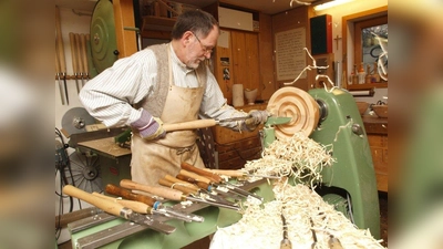 Hier wird eine Holzschüssel gedrechselt. (Foto: Engler)
