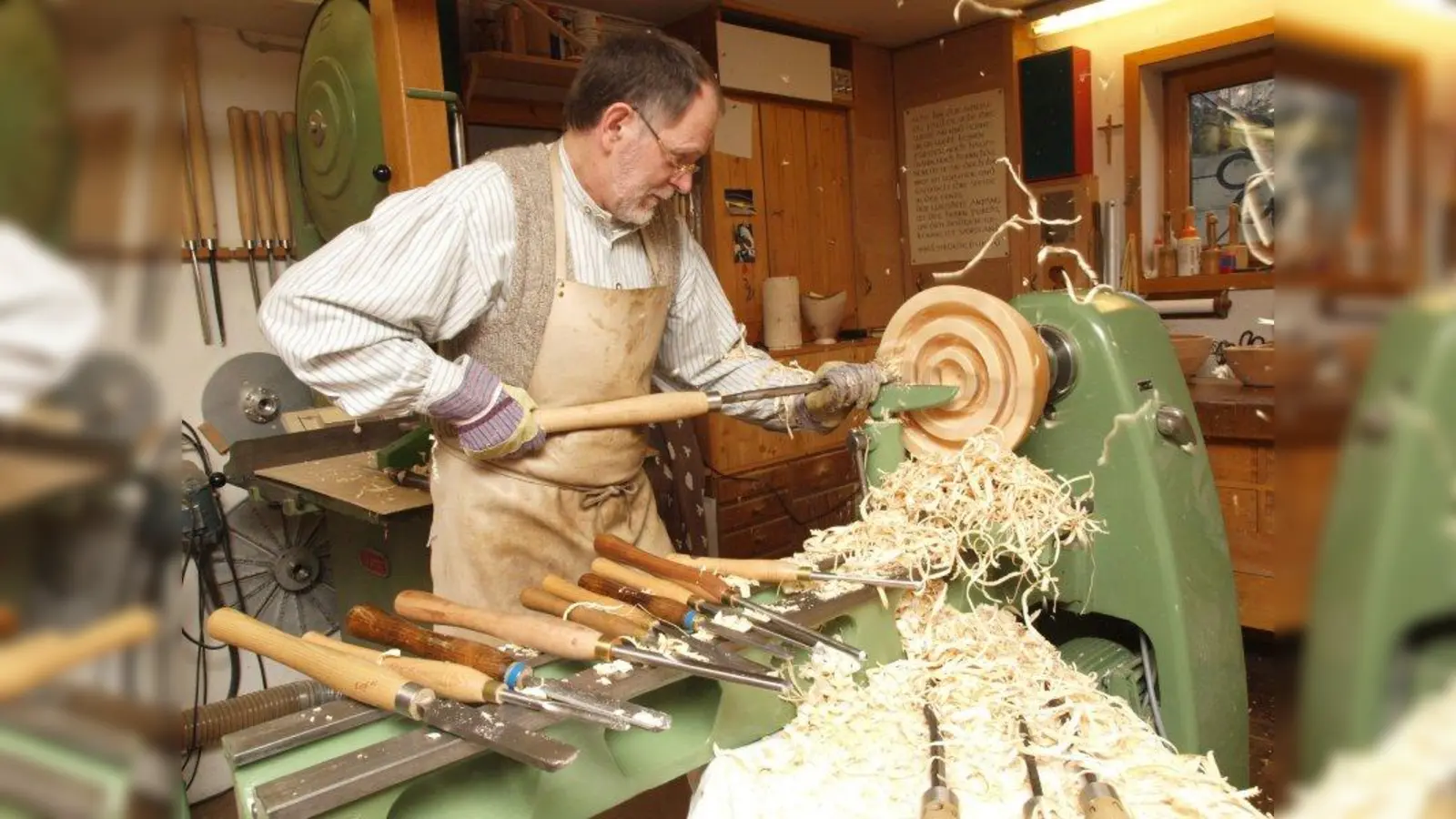 Hier wird eine Holzschüssel gedrechselt. (Foto: Engler)