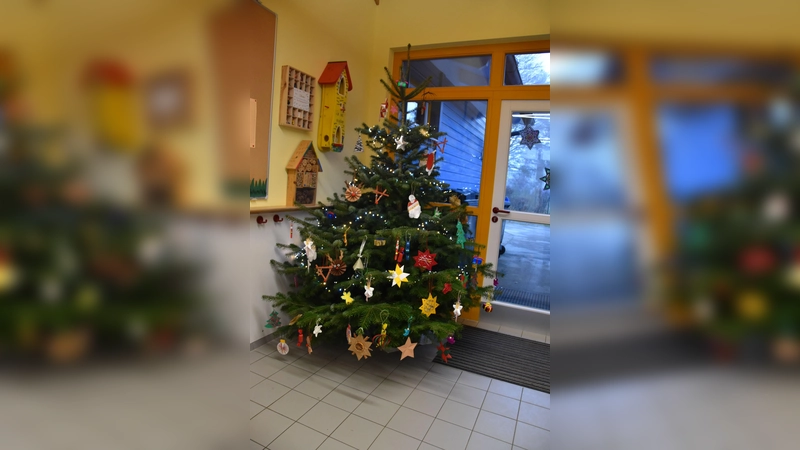 Die Kleinen im Kindergarten Kinderfarm schmückten den Christbaum. (Foto: Gemeinde Gilching)