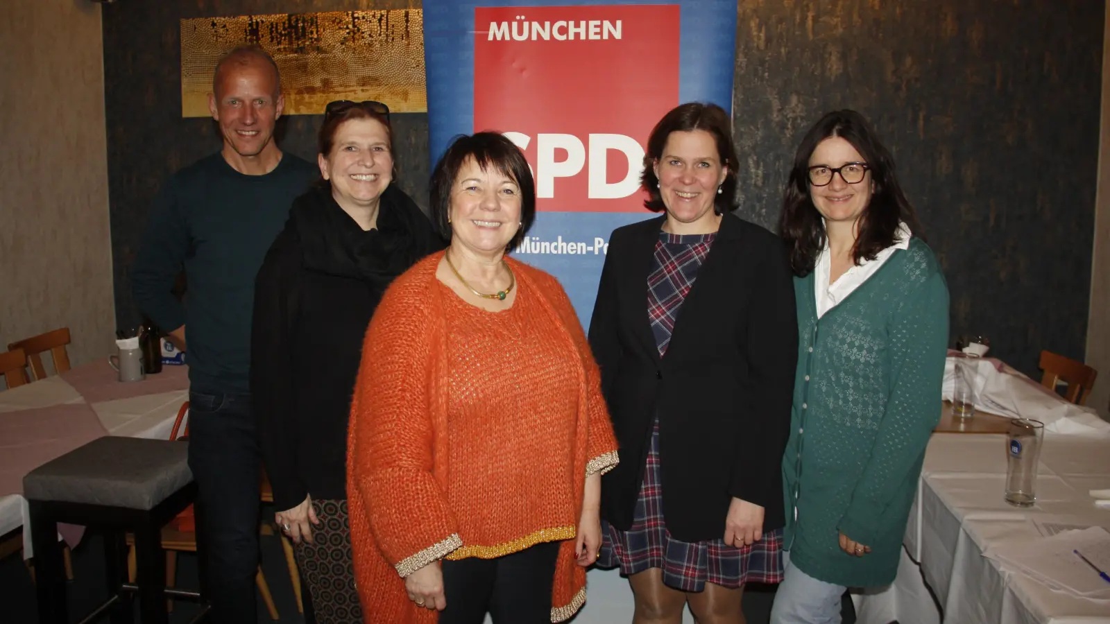 „Sie sind unser Netz in die Gesellschaft hinein!” Beim Sportgespräch der SPD im Münchner Norden würdigte MdL Diana Stachowitz (Mitte) mit Jürgen Sonneck (Sportamtsleiter LHM) und Stadträtin Julia Schönfeld-Knor (von links) sowie Stadträtin Kathrin Abele und Sportbürgermeisterin Verena Dietl (von rechts) die Arbeit der Sportvereine. (Foto: job)