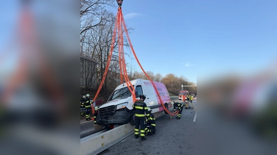 Die Feuerwehr München im Einsatz bei einem Verkehrsunfall auf der Autobahn 96 in Richtung München, kurz vor der Anschlussstelle Laim. (Foto: Feuerwehr München)