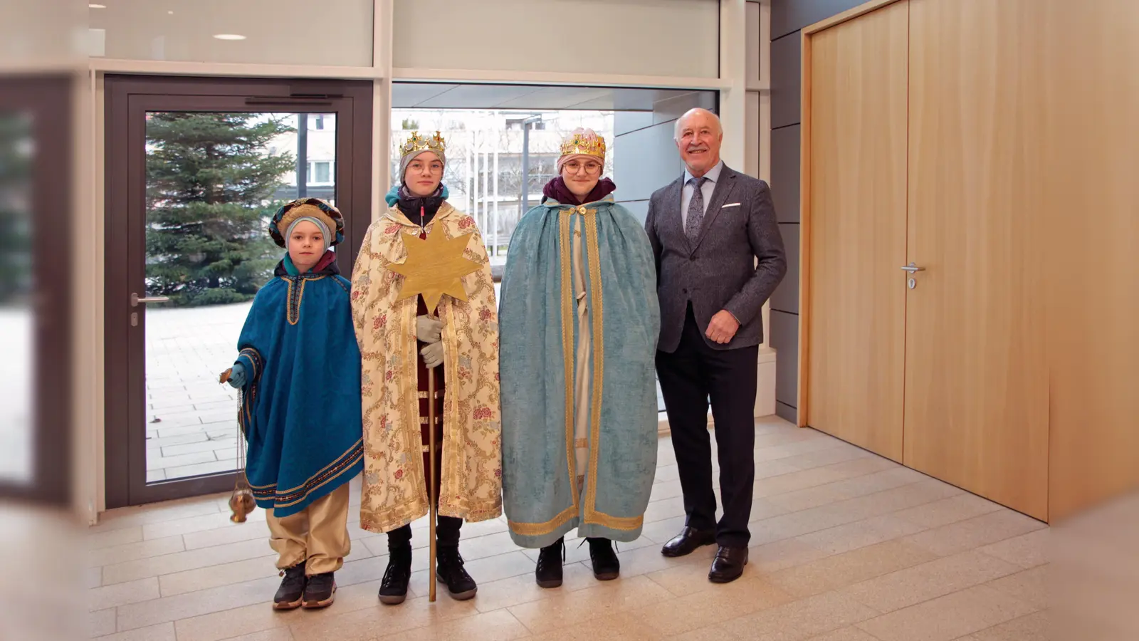 Sternsinger im Rathaus: Gilchings Zweiter Bürgermeister Martin Fink hieß die engagierten Jugendlichen willkommen. (Foto: Gemeinde Gilching)
