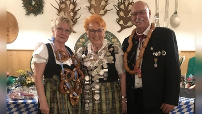 Freude bei den Altschützen (v.l.): Breznkönigin Monika Pölt, Johanna Böhnl, die sich die Königswürde erschoss, sowie Würschtlkönig Wolfgang Pölt. (Foto: Altschützen Tutzing)