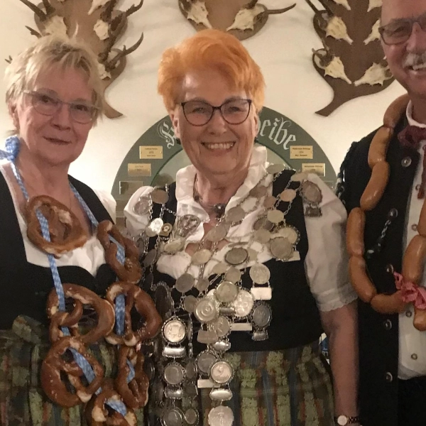 Freude bei den Altschützen (v.l.): Breznkönigin Monika Pölt, Johanna Böhnl, die sich die Königswürde erschoss, sowie Würschtlkönig Wolfgang Pölt. (Foto: Altschützen Tutzing)