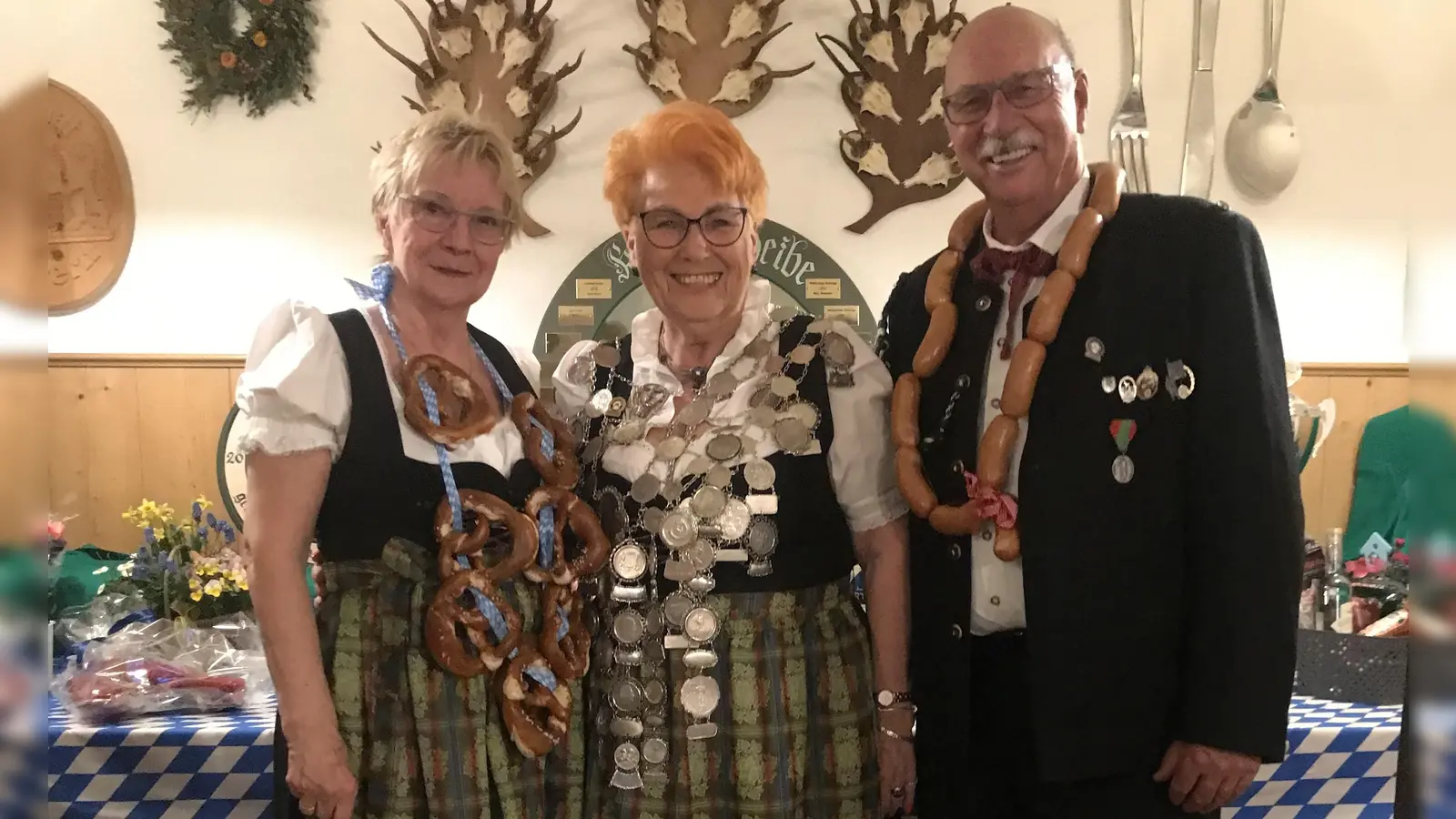 Freude bei den Altschützen (v.l.): Breznkönigin Monika Pölt, Johanna Böhnl, die sich die Königswürde erschoss, sowie Würschtlkönig Wolfgang Pölt. (Foto: Altschützen Tutzing)