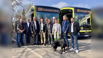 Vorstellung der neuen E-Busse mit Martin Schäfer (Bürgermeister Gemeinde Gröbenzell), Zouhaier Dougui und Alexaner Schmidt (Griensteidl), Landrat Thomas Karmasin, Ulrich Beck (Transdev), Detlev Metzner (MVV), Markus Sengl (Bürgermeister Puchheim), die Kreistagsreferenten Hubert Ficker und Max Keil, Barbara Reinhard (Transdev), Hermann Seifert (Leitung Stabsstelle Öffentl. Mobilität), Martin Runge (2. Bürgermeister Gemeinde Gröbenzell) und Ali Amiri (Fa. Griensteidl).  (Foto: Ulrike Seiffert)