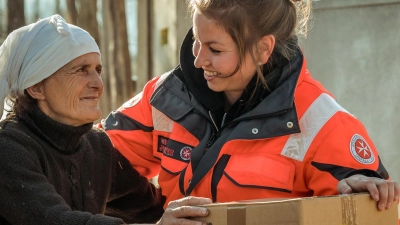 Die Johanniter bittet auch in diesem Jahr wieder Privatpersonen, Firmen, Schulen, Kindergärten und Vereine, Hilfspäckchen mit Grundnahrungsmitteln, Hygieneartikeln und einem kleinen Kinderspielzeug zu spenden.  (Foto: Marion Martin Johanniter)