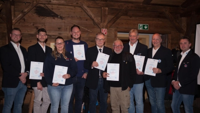 Ehrungen für langjährige Mitglieder der Weilheimer Wasserwacht (v.l.): Vorsitzender Christian Weinzierl, Daniel Deutschenbaur, Daniela Pickenhahn, Luka Schmidt, Markus Schmidt, Hans-Jürgen Börroth, Reiner Socher, Michael Franz und Marco Schönach (stellv. Vorsitzender). (Foto: Wasserwacht)