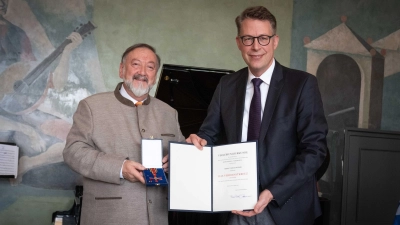 Staatsminister Markus Blume (r.) überreicht das Bundesverdienstkreuz an Thomas Schmid.  (Foto: © Axel Koenig - StMWK)